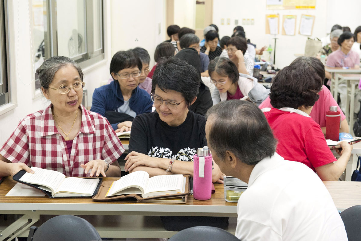 四宮格組圖：學員在教室研討、在社區中親切服務長者，以及在活動中承擔義工時，展現出喜悅熱情和恭敬虔誠的身影