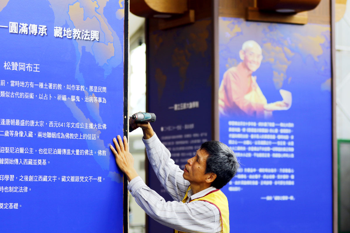 四宮格組圖：學員在教室研討、在社區中親切服務長者，以及在活動中承擔義工時，展現出喜悅熱情和恭敬虔誠的身影