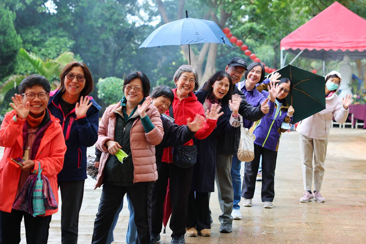 四宮格組圖：班幹部熱情接待、學員偕同親友在活動中愉快交流，展現具社會支持力的社群互動畫面