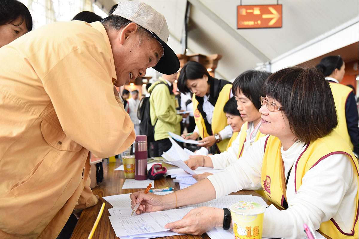 四宮格組圖：班幹部熱情接待、學員偕同親友在活動中愉快交流，展現具社會支持力的社群互動畫面