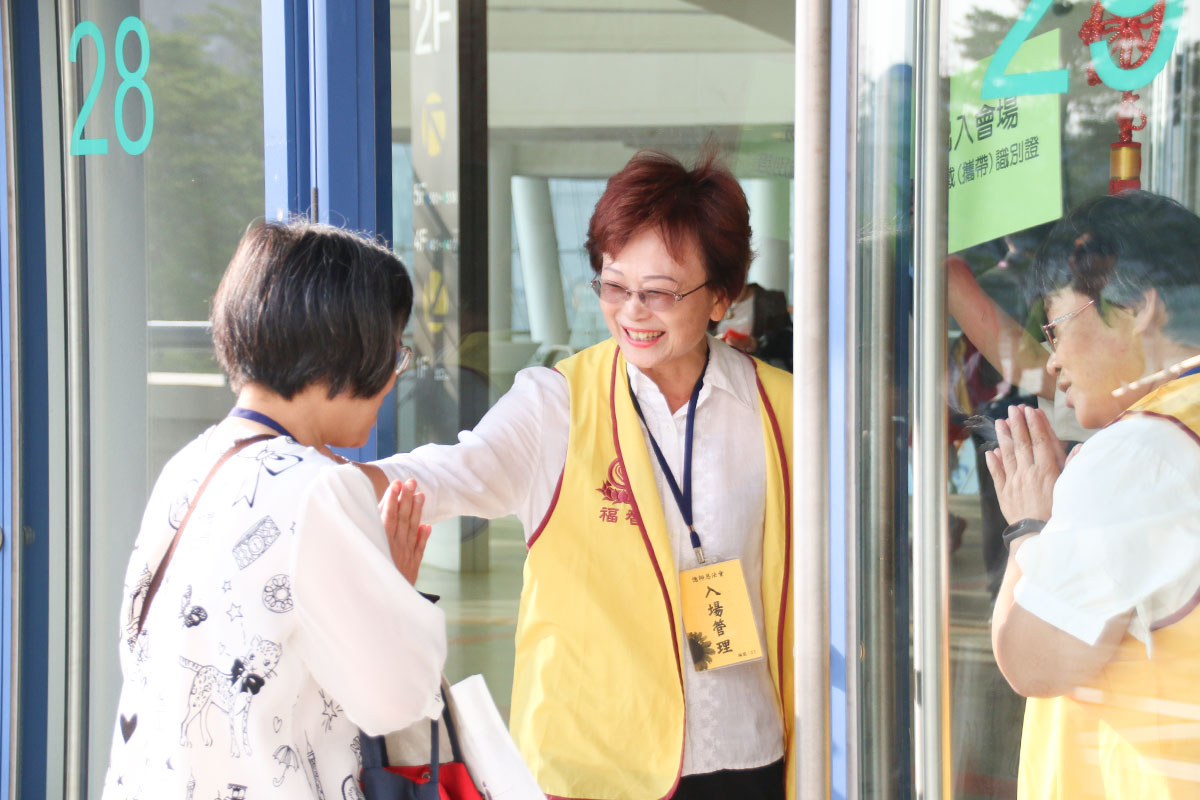 四宮格組圖：班幹部熱情接待、學員偕同親友在活動中愉快交流，展現具社會支持力的社群互動畫面