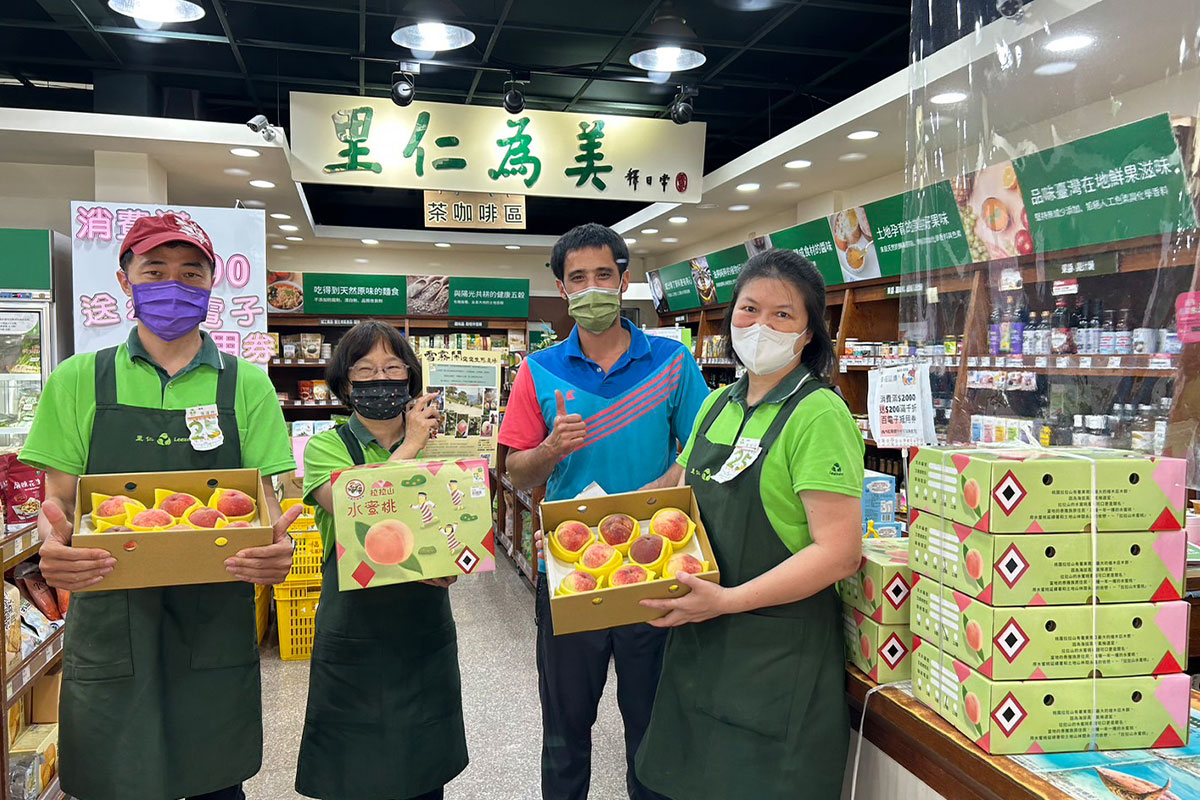 綠保小農配送新鮮蔬果到里仁門市