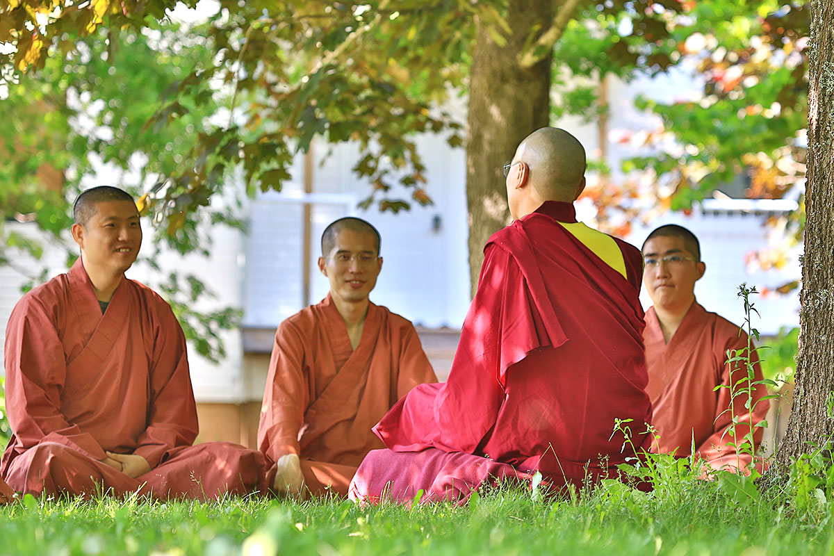 福智僧團的比丘法師向格西學習五大論，展現漢地僧才培育重視傳承的氛圍