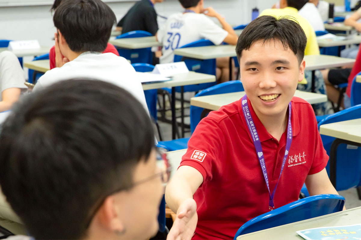 充滿朝氣與活力的大專青年在營隊中互動的身影