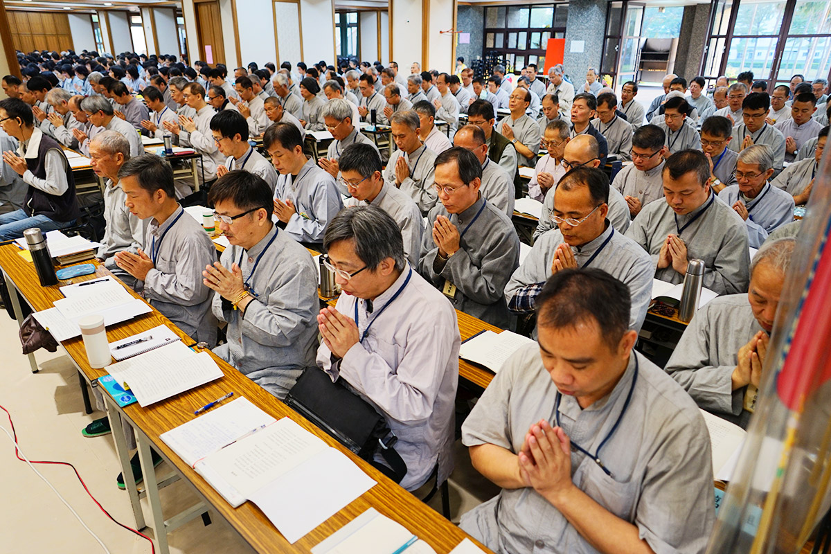參與佛學營的居士學員在明亮的佛堂中恭敬合掌、專注學習，展現心靈提升的寧靜