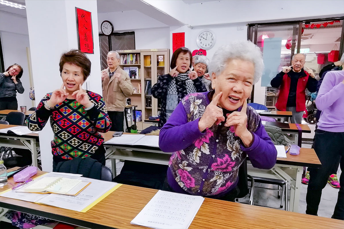 溫馨的福智慈善據點裡，志工親切帶動陪伴長者活動，呈現社區互助的溫度