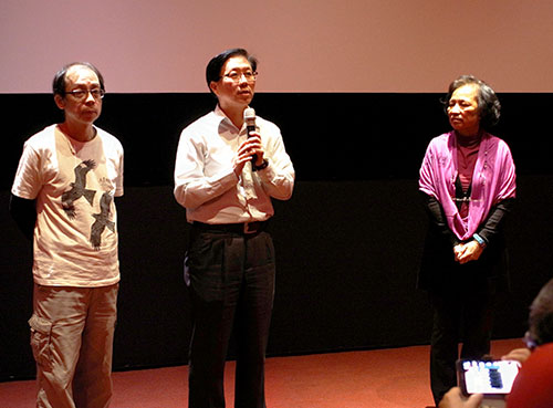 右起：里仁公司總經理李妙玲與副總經理韓敬白，以及《老鷹想飛》總策劃暨生態藝術家何華仁老師