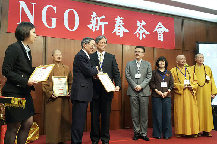 福智社會福利慈善事業基金會執行長賴錫源代表受獎