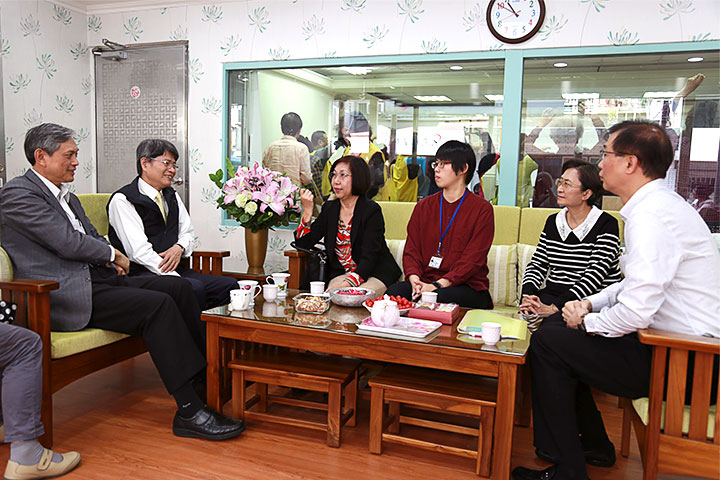 福智慈善基金會執行長賴錫源(左一)陪同台北市社會局副局長張美美(左三)參訪共餐服務