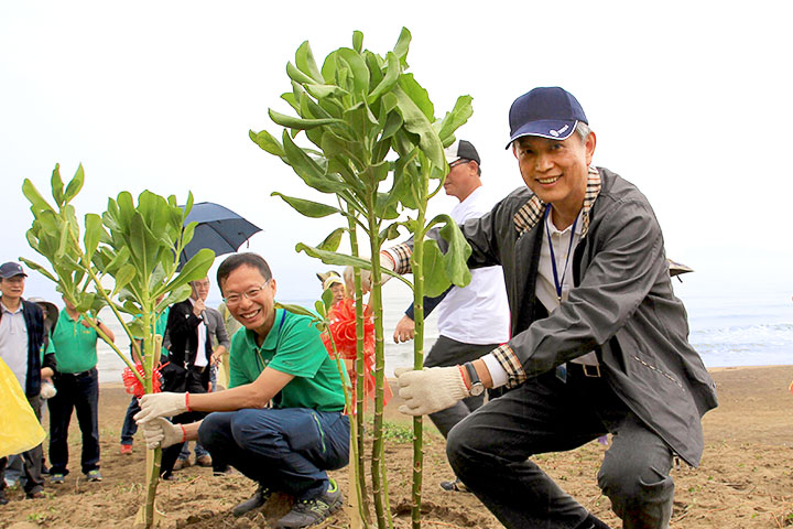 (右起)慈心有機農業發展基金會董事長賴錫源及執行長蘇慕容海岸植樹