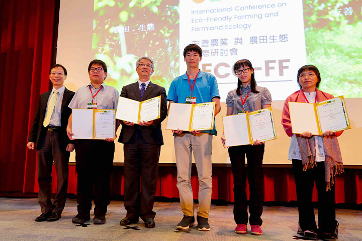 慈心有機農業發展基金會執行長蘇慕容(左一)頒贈感謝狀予國內外講師