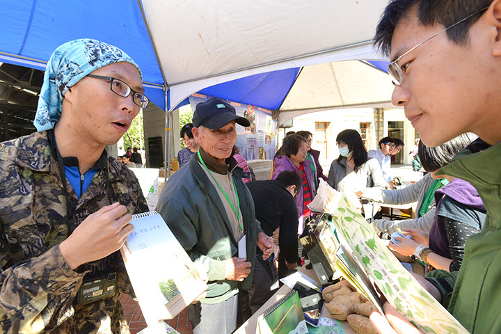 為協助臺灣小農銷售問題，成立田裡有腳印綠色保育市集，讓經濟與保育取得平衡