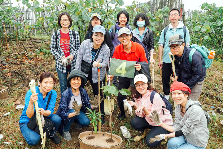 里仁、慈心每年積極鼓勵員工參與種樹活動，身體力行愛環境
