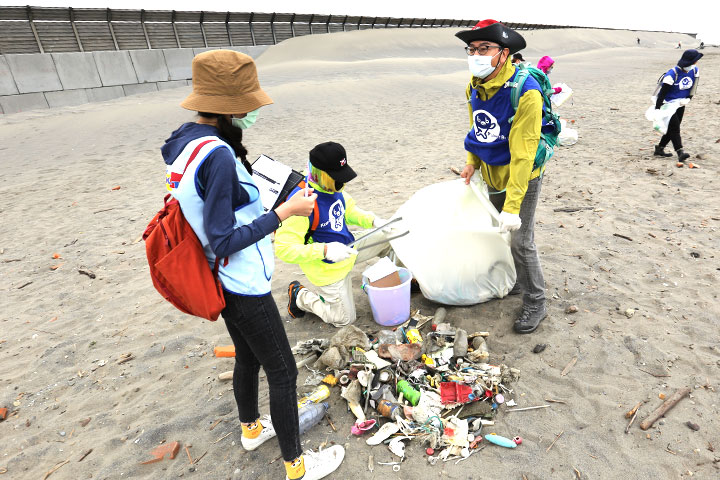 「2021用愛環抱海洋Big Blue淨灘總動員」福智與臺中20家企業600人攜手淨除1,750 公斤海洋廢棄物