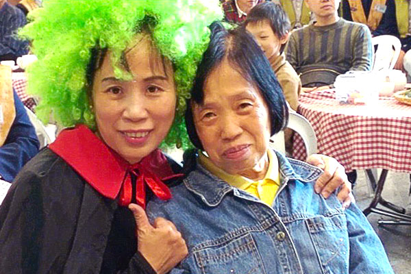 張碧雲(左)盡力陪伴高齡84歲的母親，經福智文教基金會推薦，榮獲「110年全國孝行獎」