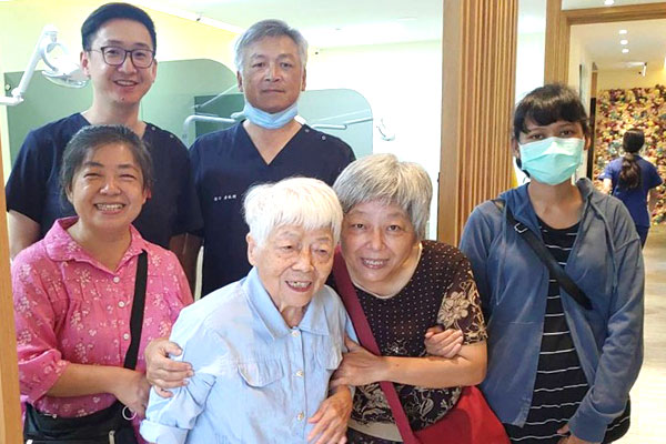 黃惠美(右二)鼓勵家人對媽媽表達感恩與關懷，經福智文教基金會推薦，榮獲「110年全國孝行獎」