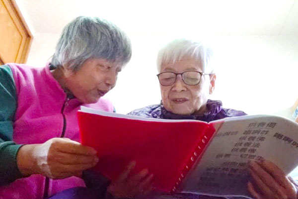 黃惠美(左)陪伴媽媽重新憶起學佛習慣、安穩媽媽身心，經福智文教基金會推薦，榮獲「110年全國孝行獎」