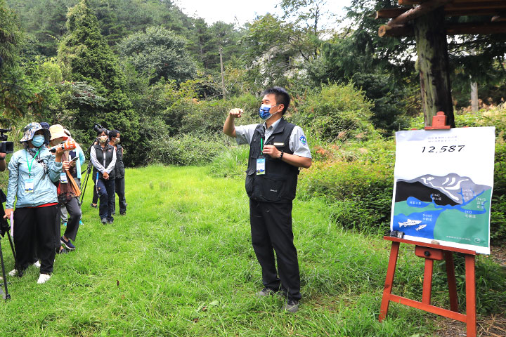 雪霸國家公園管理處武陵管理站主任廖林彥在分享臺灣櫻花鉤吻鮭復育放流的經驗