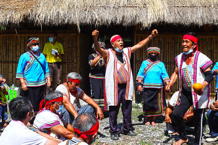 慈心發表「布農山村計畫」成果及啟用布農族傳統家屋，族人舉辦傳統儀式「報戰功」