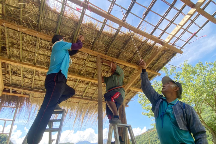 布農部落工班及婦女們共同合作蒐集自然素材完成布農族傳統家屋