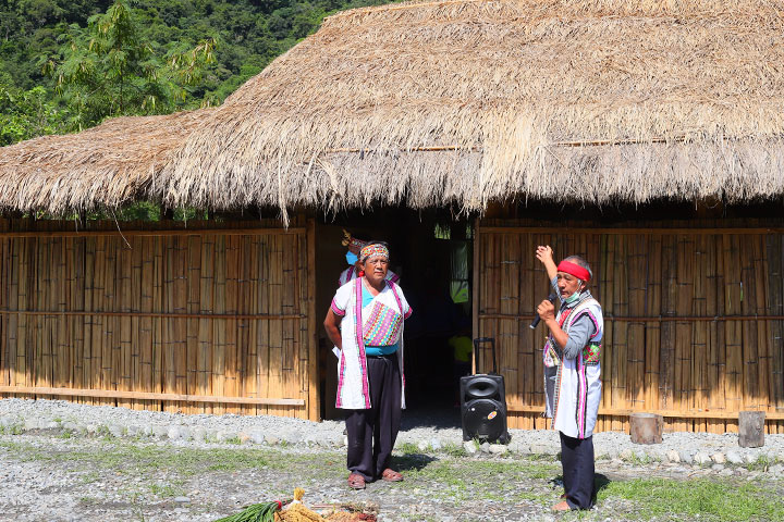 部落耆老高新興介紹布農族傳統家屋搭建過程