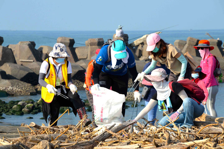 福智文教、慈心基金會「企業行動力，我們淨灘趣」聯合高雄企業團體前往汕尾月牙灣淨灘守護海洋，總計705人參與、清出廢棄物671公斤