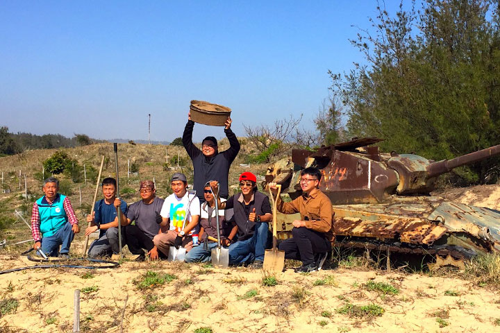 慈心基金會、金門縣林務所植樹工班團隊前往小金門，以「水寶盆」展開第二波海岸造林行動