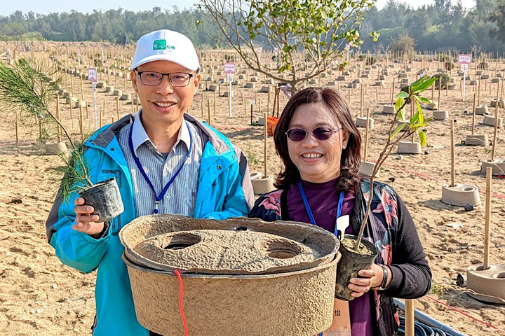 慈心基金會執行長蘇慕容(左)及種樹總監程禮怡(右)期望「水寶盆」成為守護環境的和平大使