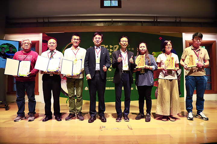林務局、慈心基金會合辦第一屆綠色保育「大腳印獎」生態營造組遴選6位典範農友，於2022/11/22舉行頒獎典禮