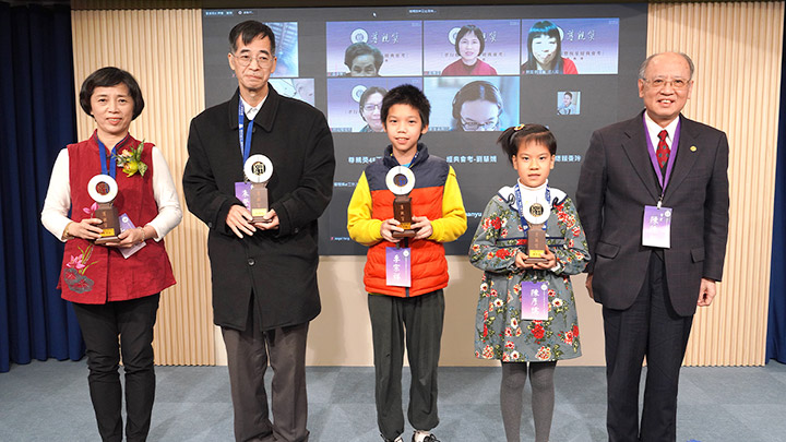 王芳美(左起)、朱登宮、李宗祥、陳彥儒參加福智文教基金會2022「恆星經典會考」獲得殊榮