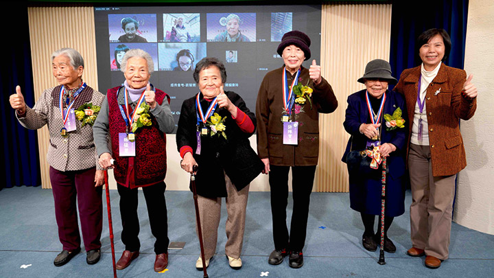 14 位榮獲福智文教基金會2022恆星經典會考「松柏德劭獎」的長者，年齡皆超過 90 歲，展現活到老、學到老的精神