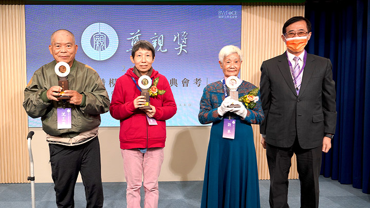 沈三華(左起) 、陳如馨、許琴榮獲福智文教基金會2022恆星經典會考「經典生活獎」殊榮