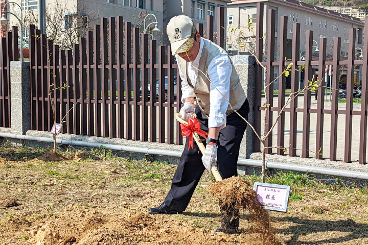 在慈心種樹團隊的示範後，連江縣縣長王忠銘也拿起鏟子，與大家一起動手種樹