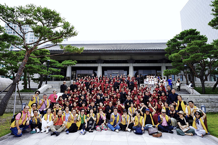 夢蓮花讚頌合唱團首度赴韓參加2023第12屆世界合唱大賽(World Choir Games)，榮獲混聲組、宗教組雙金第一名，感謝福智韓國同學身著黃背心全程陪伴，提供口譯等協助