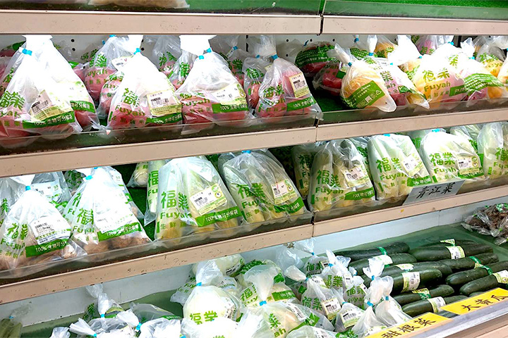 里仁在2023/9/7「可堆肥塑膠循環再利用論壇」上，分享委託蔬果供應商福業公司獨家開發的可堆肥生質袋，能有效達成「有機完整性、保鮮惜食、減用塑膠包材」的三贏目標