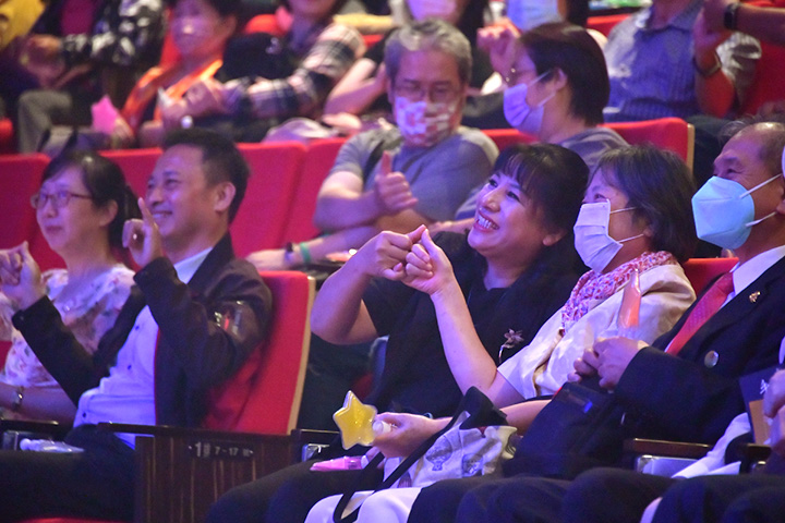 福智慈善基金會2023/11/3舉辦「月光下公益演唱會」，當舞台上演唱著〈手印〉時，聽眾愉悅地互相勾勾手許願