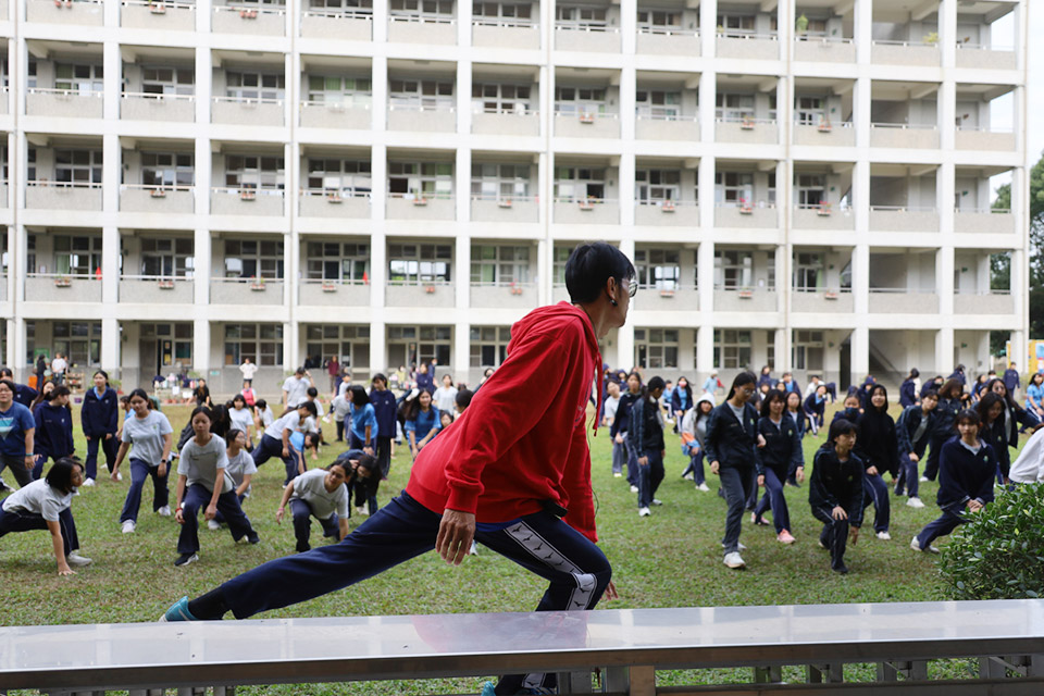 路跑前，老師先帶大家做暖身運動