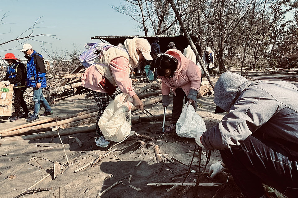 福智團體攜手臺南扶輪社淨灘植樹，實踐生態永續的美好家園