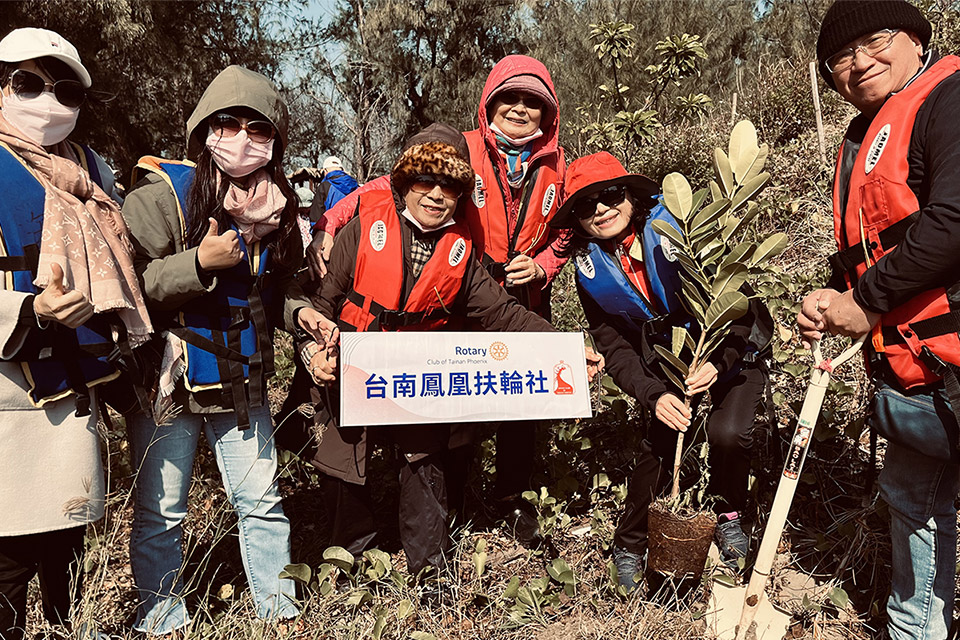 福智團體攜手臺南扶輪社淨灘植樹，實踐生態永續的美好家園