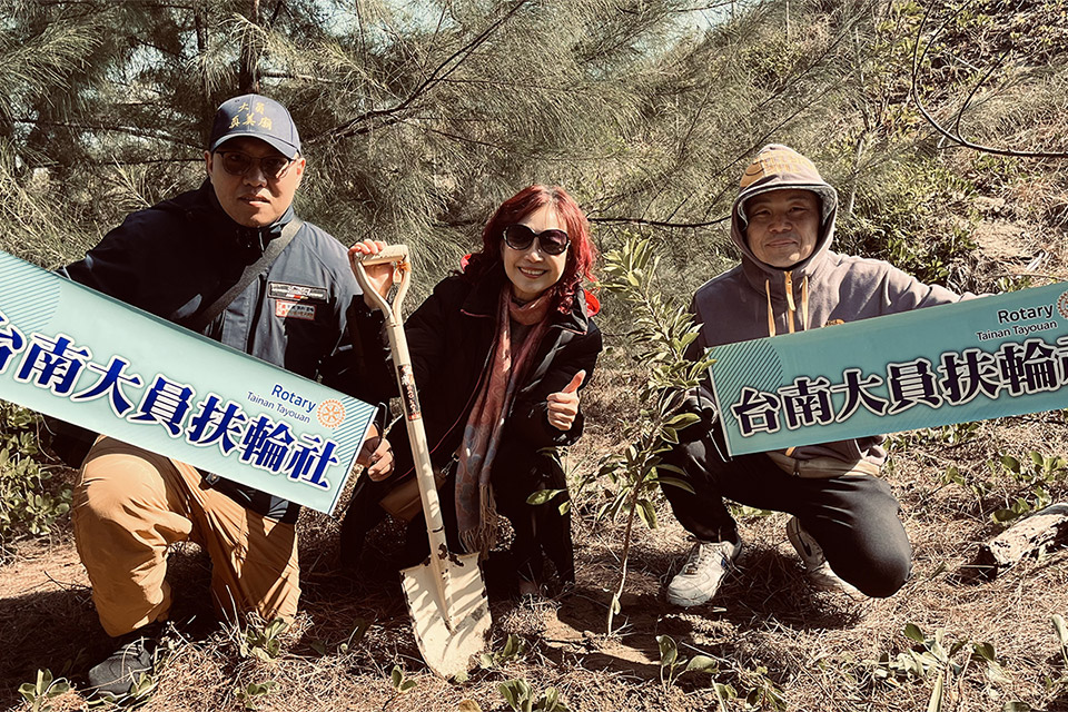 福智團體攜手臺南扶輪社淨灘植樹，實踐生態永續的美好家園