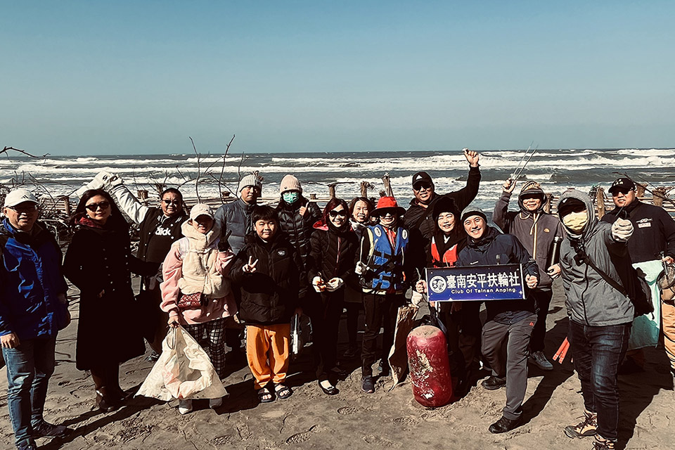 福智團體攜手臺南扶輪社淨灘植樹，實踐生態永續的美好家園