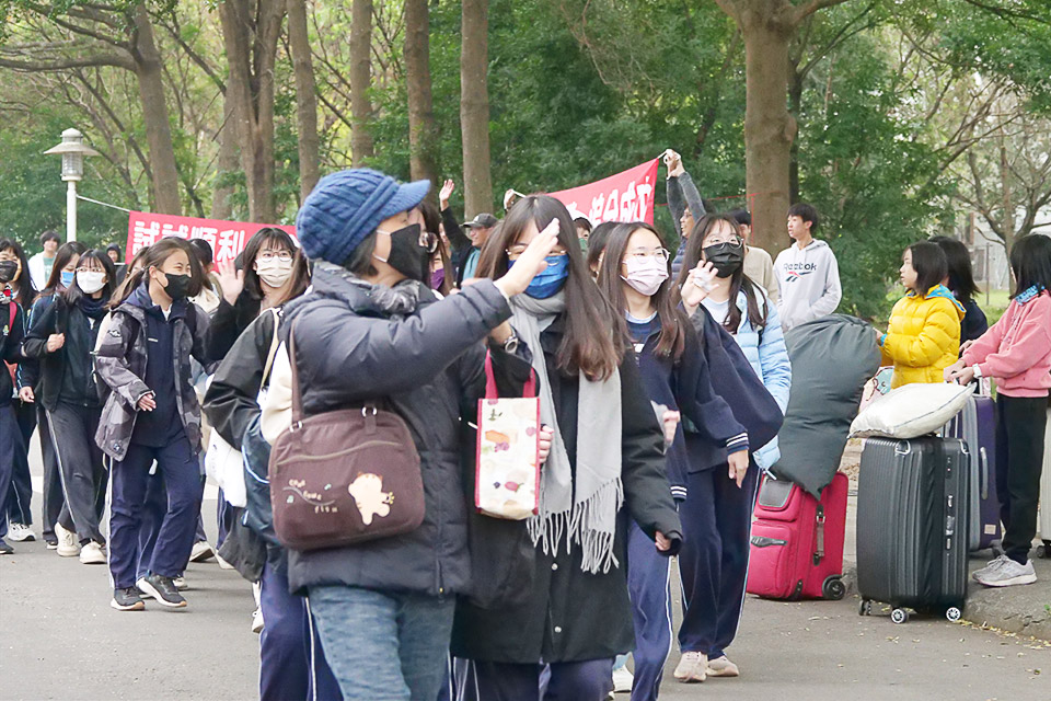 福智高中學子參加學測，全校親師生祝福滿滿！