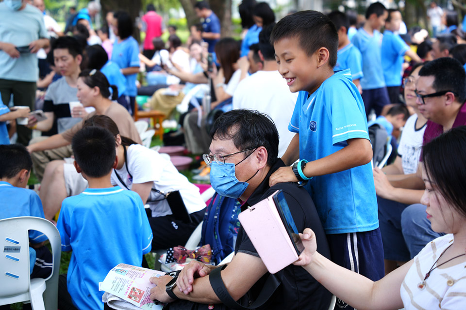 福智國小生為媽媽洗腳按摩、體驗懷孕辛苦，實際孝行念恩深！