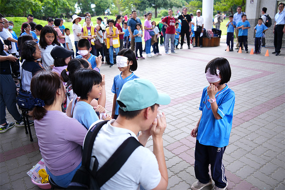福智國小生為媽媽洗腳按摩、體驗懷孕辛苦，實際孝行念恩深！