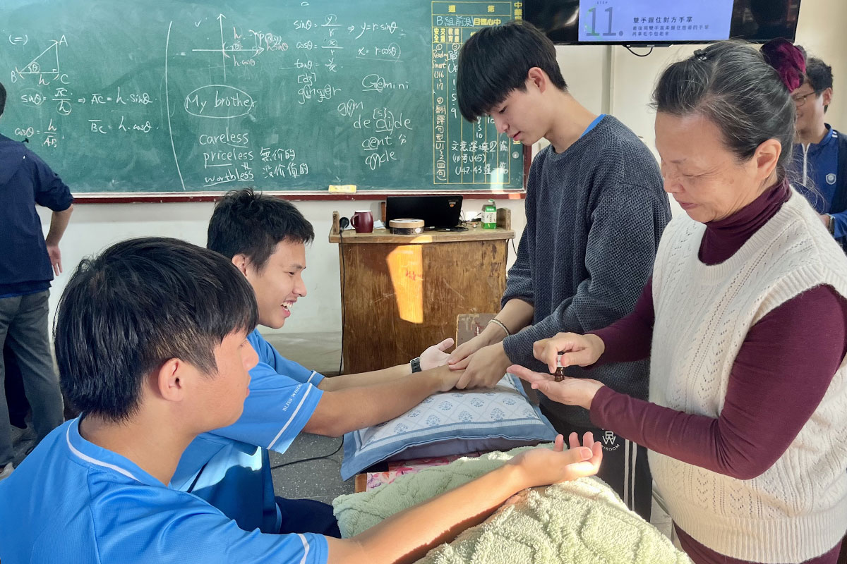 福智高中參與「社區長照服務」學習，以生命教育敬老、護老！ 