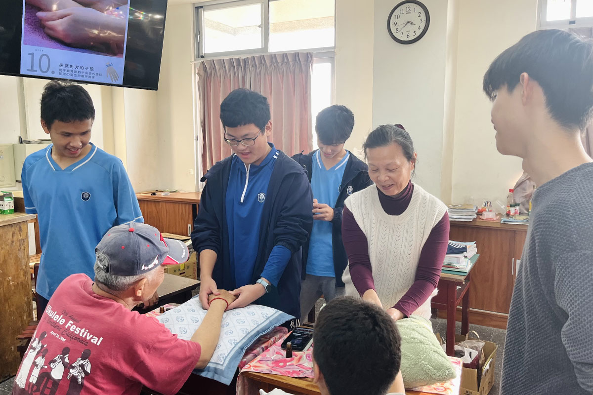福智高中參與「社區長照服務」學習，以生命教育敬老、護老！ 