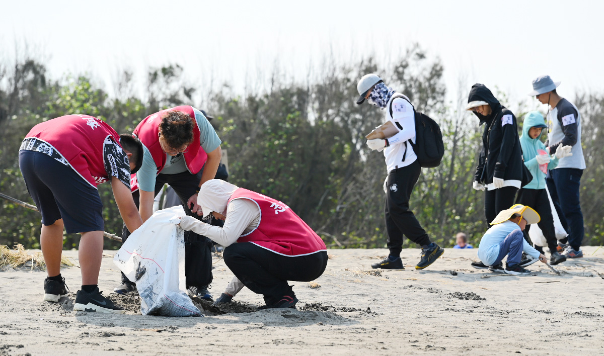 福智文教聯合中臺灣 36 家企業淨灘，實踐環境社會責任！