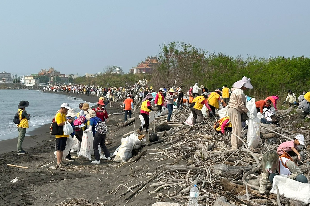 企業淨灘 GO！高雄 22 家企業與福智文教合力清理海岸垃圾