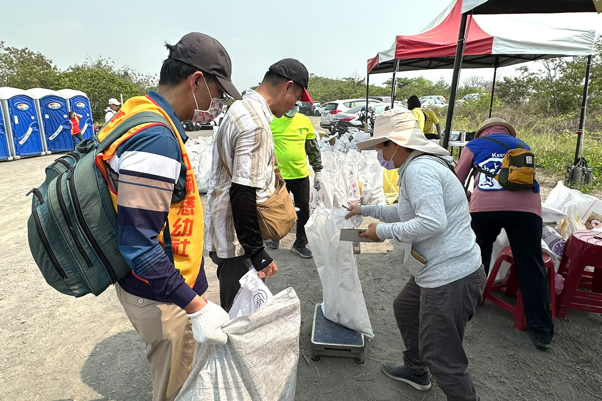 企業淨灘 GO！高雄 22 家企業與福智文教合力清理海岸垃圾