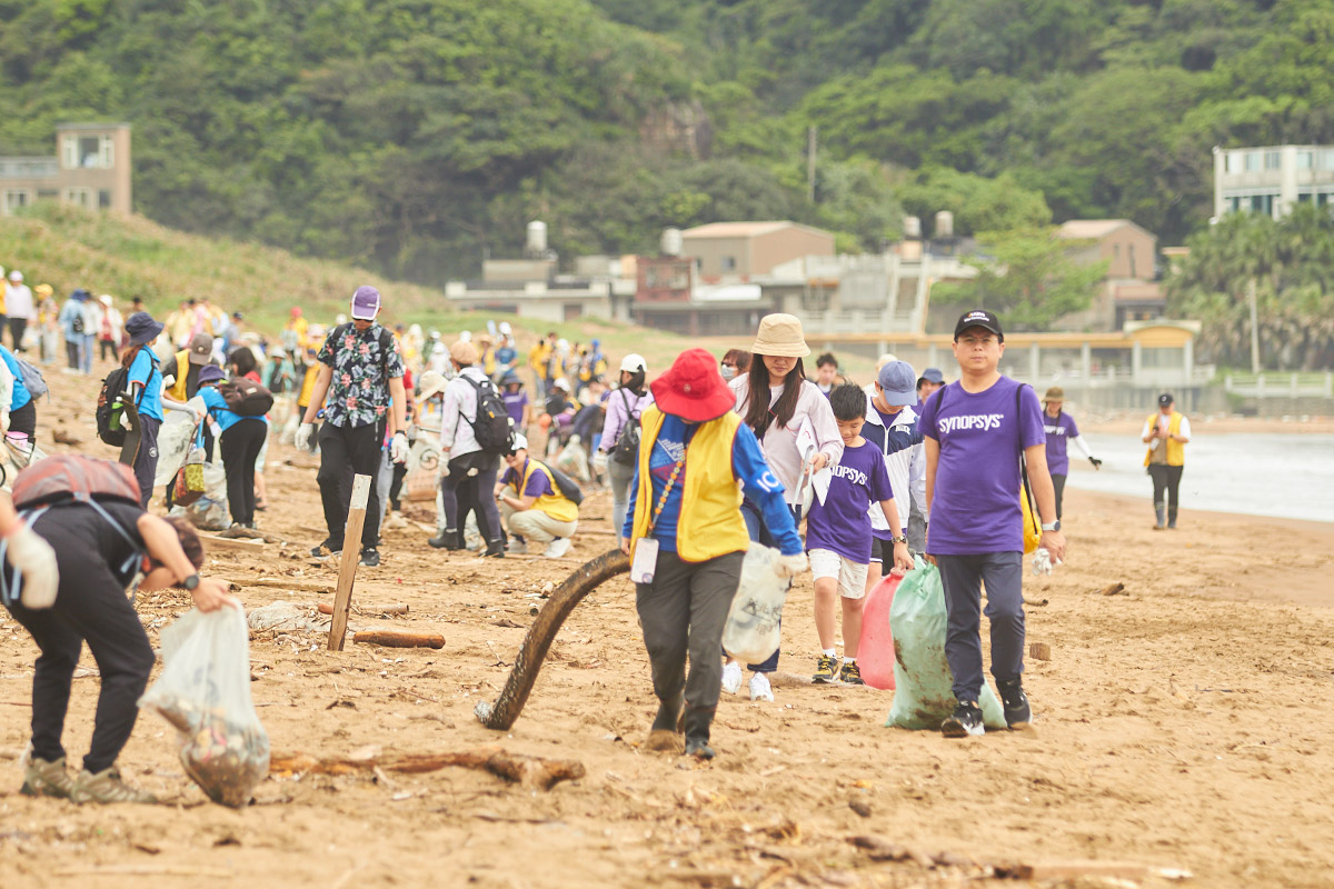 用愛環抱海洋！雙北16家企業與福智文教基金會攜手淨灘